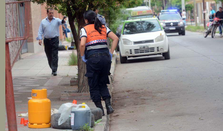En golpe comando asaltan a empleados de una estacioacuten de servicios y se alzan con 2500000
