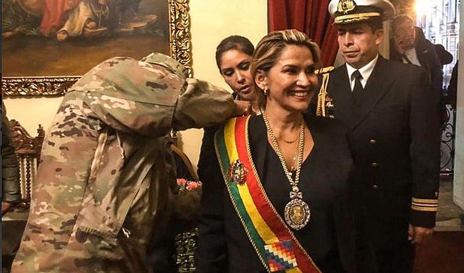 La foto que se hizo viral- los militares poniendo la banda presidencial a Jeanine Áñez