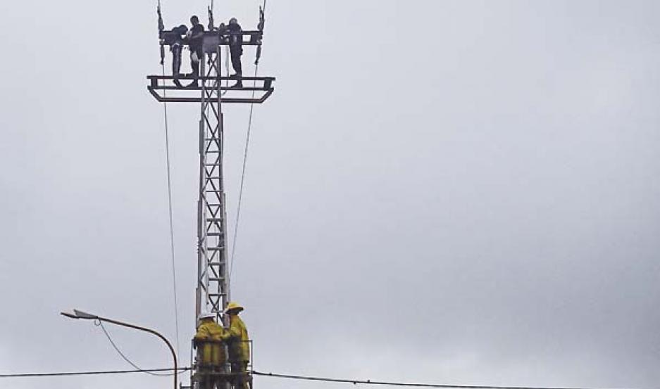Caiacuteda de dos torres de alta tensioacuten deja en estado de emergencia el servicio eleacutectrico en Bandera y su zona de influencia