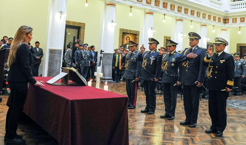 Jeanine Áñez removió a la c�pula de las Fuerzas Armadas que había pedido la renuncia de Morales y tomó juramento a los nuevos jefes militares