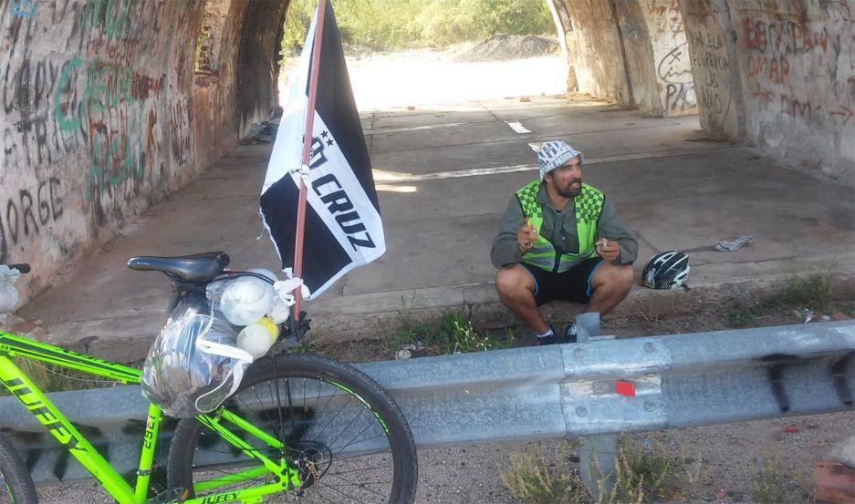El ciclista hincha del Ferro podraacute ver la semifinal ante Lanuacutes en La Rioja