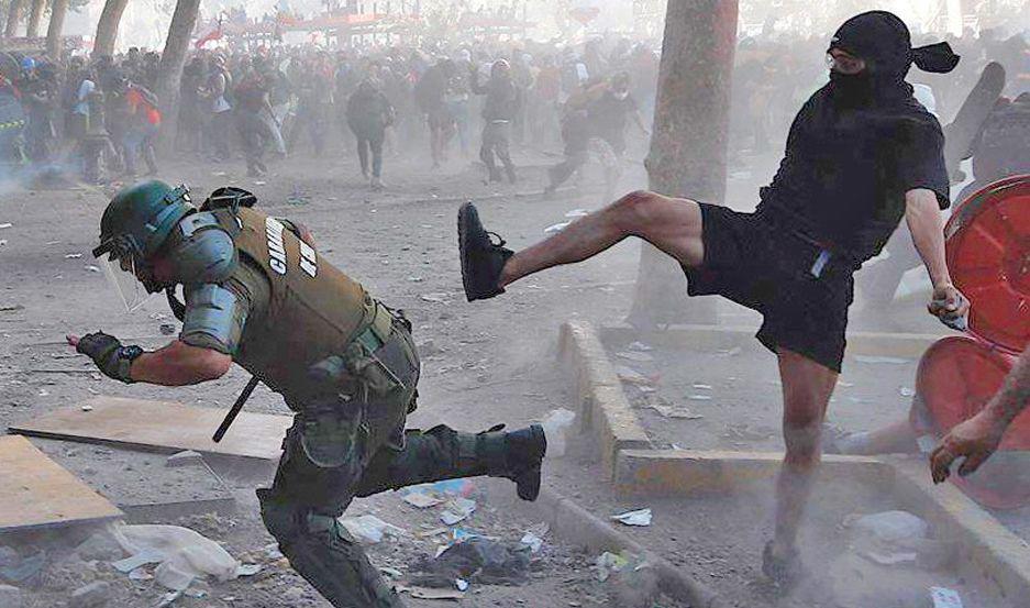 Chile vivioacute una de sus jornadas maacutes  violentas con 46 heridos y 849 detenidos