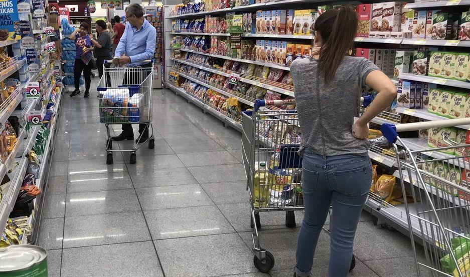 El consumidor afectado por la crisis se restringe cada vez maacutes a las suacuteper ofertas y soacutelo compra alimentos