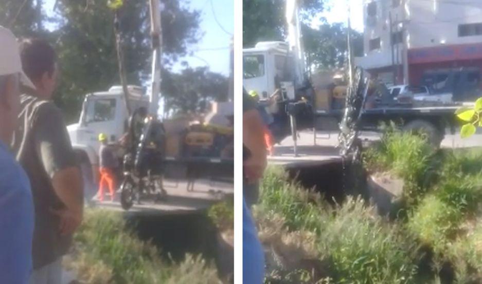 La motocicleta fue a parar adentro de la acequia a raíz del choque con un auto