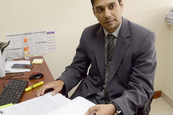 Rescatan a nintildea de 2 antildeos encerrada en el auto por su madre una docente