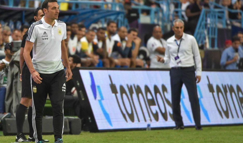 Scaloni y Tite vivieron el partido con gran intensidad 