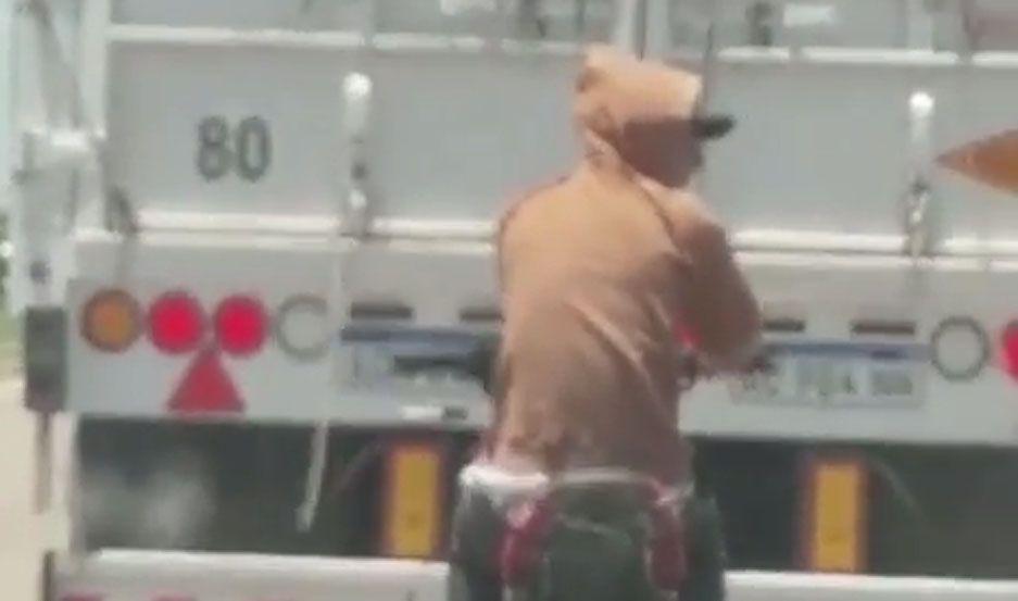 El imprudente sujeto adem�s se conducía sin casco protector