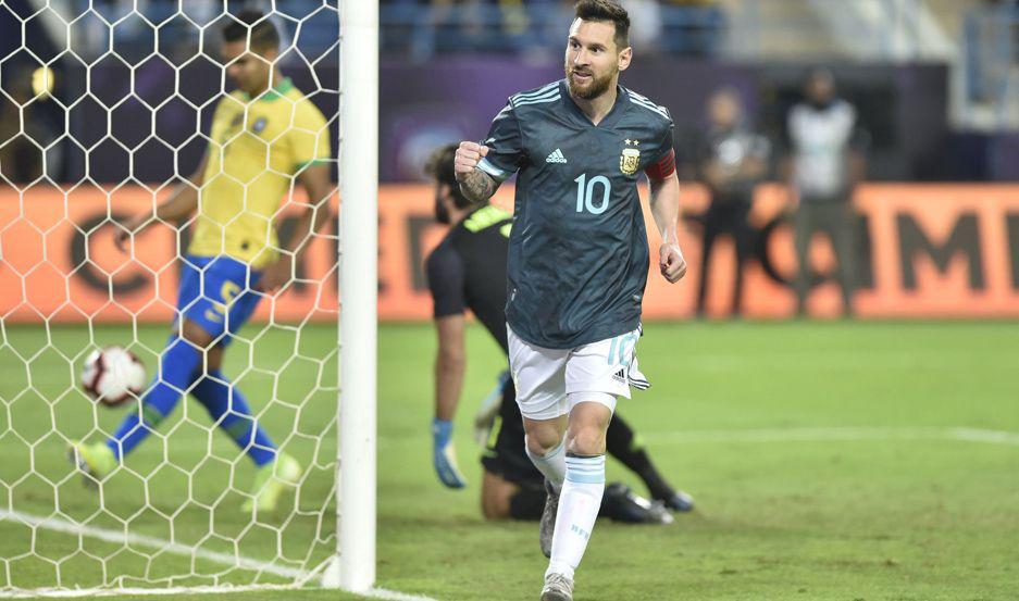 La Argentina se quedoacute con el claacutesico  ante Brasil con un Messi determinante