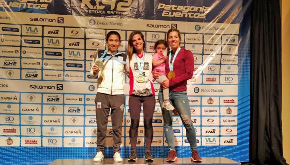 Lucía Moyano (1� de izq a der) consiguió otra medalla para la provincia en el evento mundialista