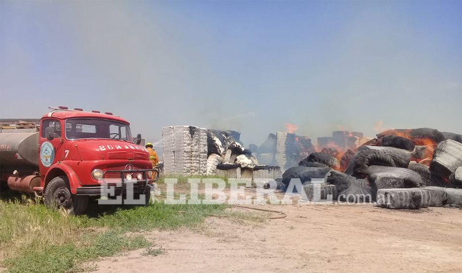 Personal de bomberos de Añatuya trabajó en el lugar del siniestro