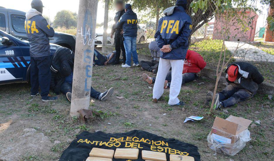 Un gendarme saltentildeo y dos civiles fueron procesados por secuestro de cocaiacutena