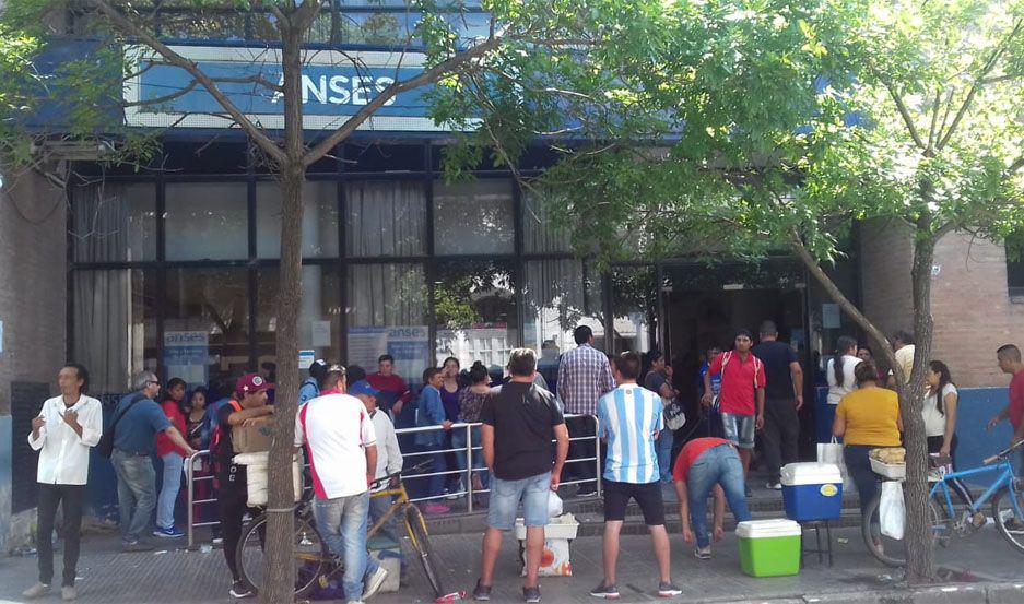 Anses- decenas de personas no pudieron cobrar el bono de 5000 y cortaron la calle para protestar