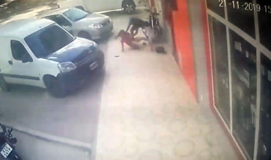 VIDEO  Sin escruacutepulos delincuente golpeoacute a una mujer frente de un nintildeo