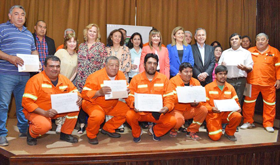 Empleados municipales recibieron certificados de capacitacioacuten en la Unse