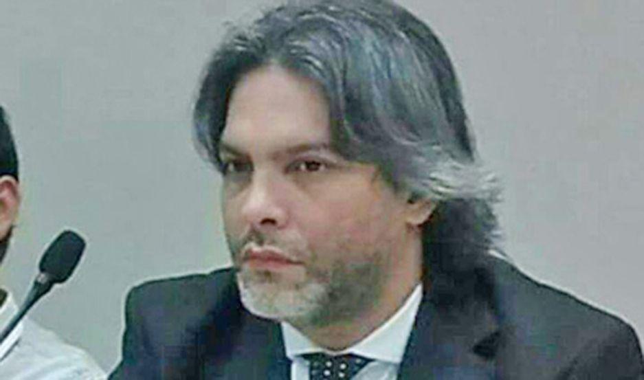 Teniacutea arresto domiciliario y saliacutea para frecuentar fiestas y carreras cuadreras