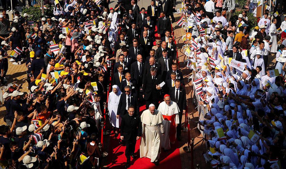 A pesar de ser Tailandia un país de mayoría budista una multitud se acercó a saludar al papa Francisco
