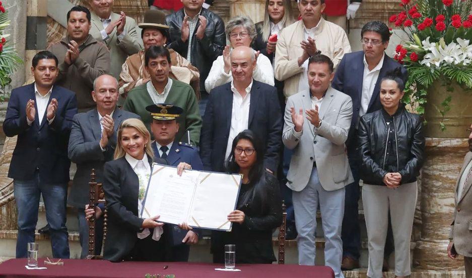Uno de los artículos establece que los candidatos no pueden eludir el límite de dos mandatos seguidos en sus cargos lo que deja a Evo Morales fuera de la disputa