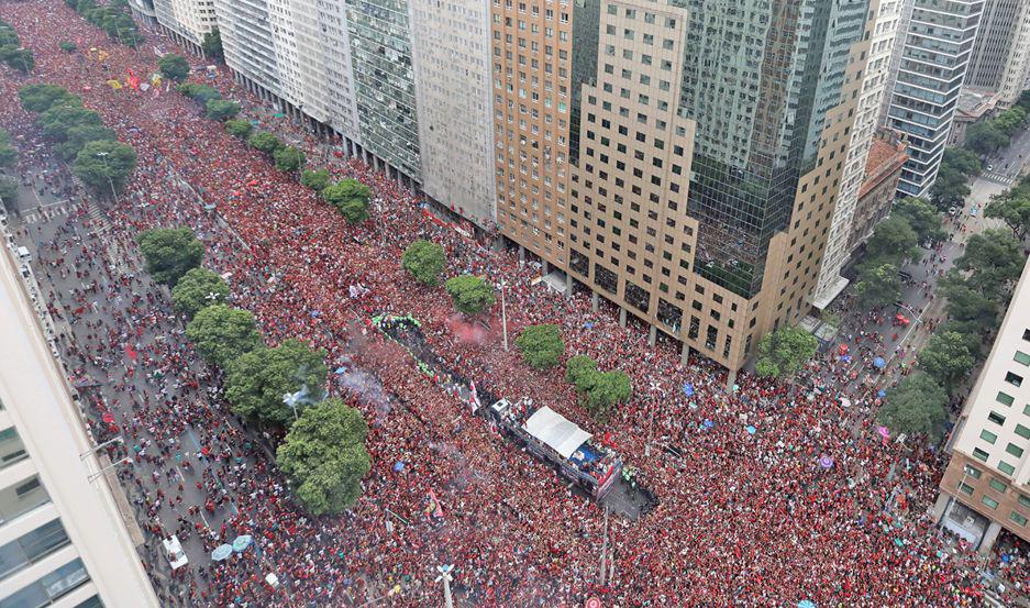 Flamengo celebroacute en Riacuteo y ayer volvioacute a salir campeoacuten