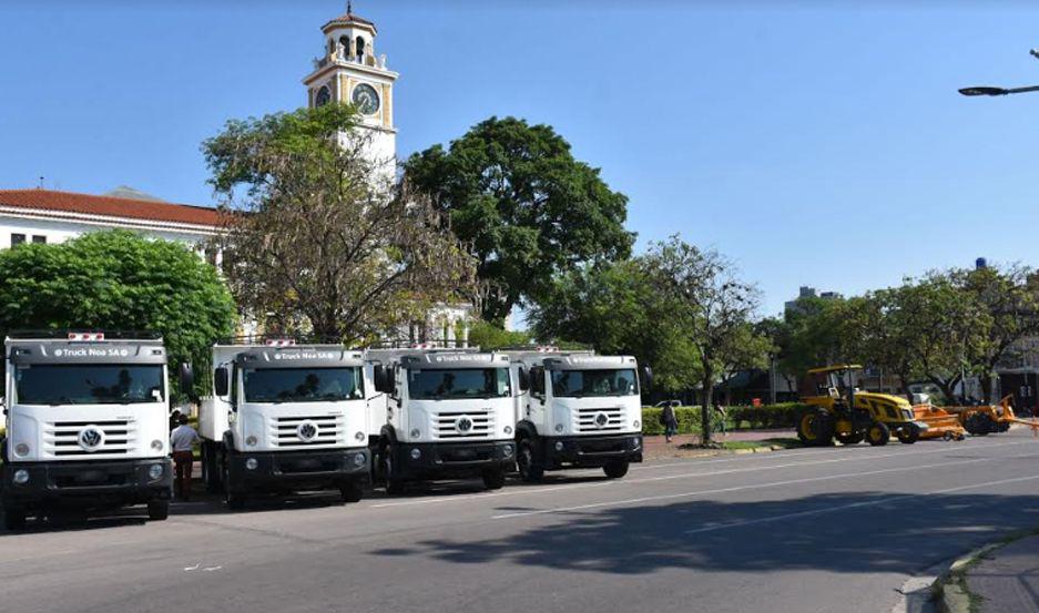 El gobernador hizo entrega de cuatro camiones volcadores y de un tractor una rastra y una pala de arrastre para el interior provincial