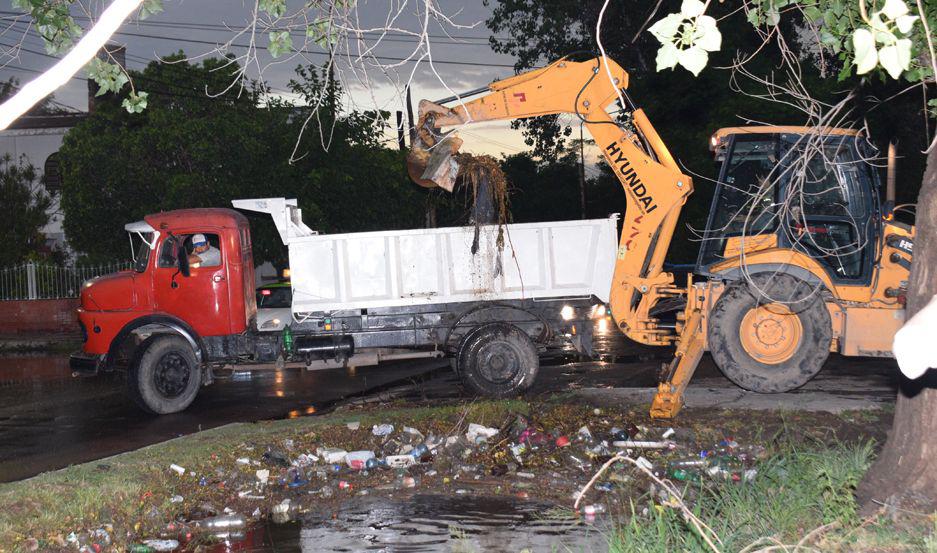 El municipio de la Capital asiste con personal y maquinaria los barrios afectados por el temporal