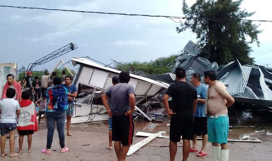 El temporal causó destrozos de magnitud en numerosos barrios del oeste de la ciudad Capital y de La Banda Las familias damnificadas comenzaron a recibir asistencia desde el Gobierno de la provincia