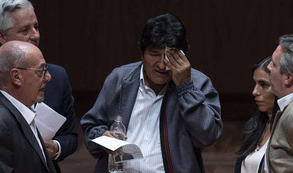 VIDEO  Evo Morales fue invitado a un charla en Meacutexico pero fue escrachado por residentes bolivianos