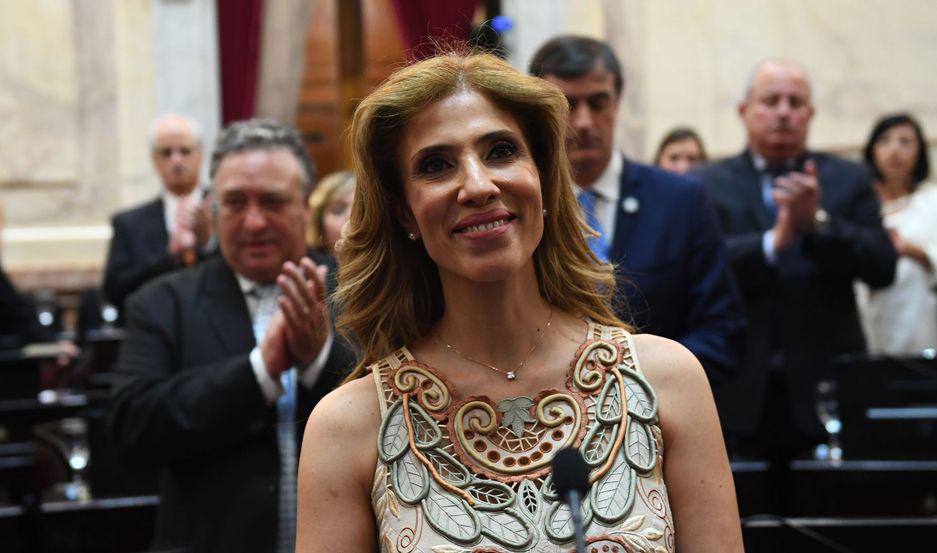 Claudia de Zamora juroacute como presidente provisional del Senado
