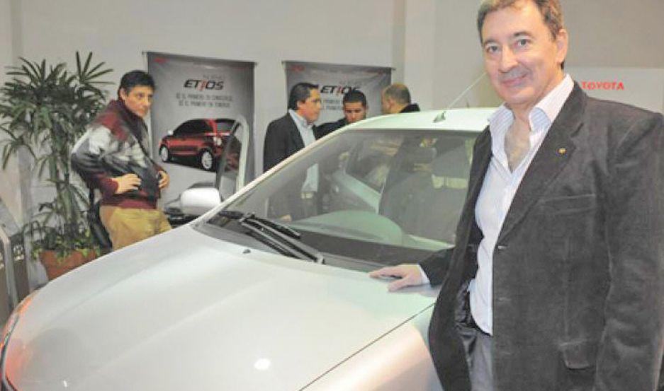 Herrero en una de sus visitas a Santiago El aporte de la
automotriz apunta a fortalecer la enseñanza en las escuelas técnicas locales