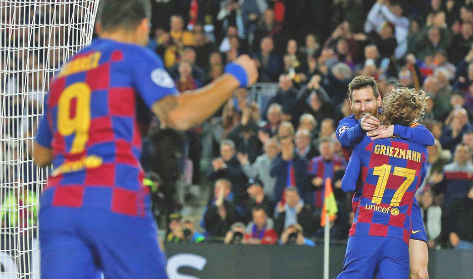Messi recibe el abrazo de Antoine Griezmann mientras señala a Luis Su�rez Los tres marcaron en el triunfo del Barcelona