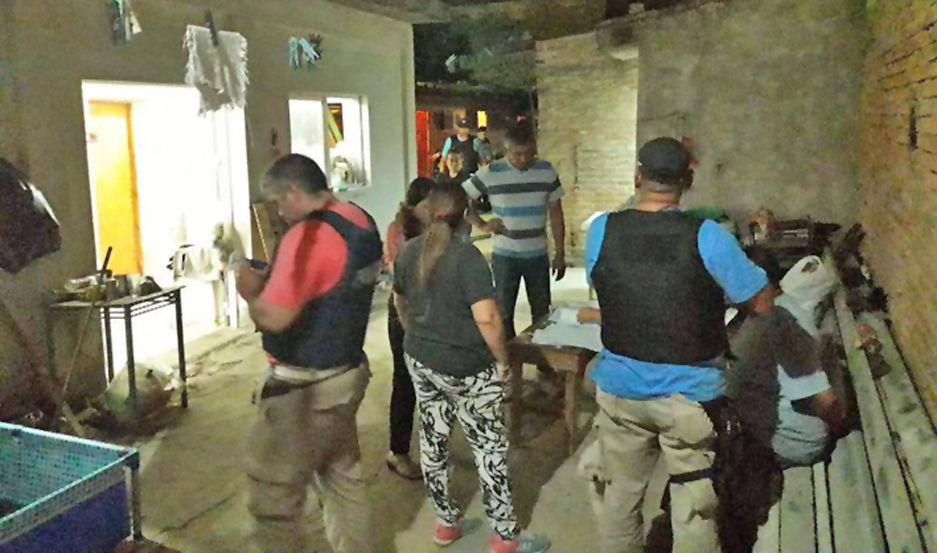 Mujeres de los 20 a los 55 antildeos ejerciacutean la  prostitucioacuten en una precaria vivienda de calle La Plata