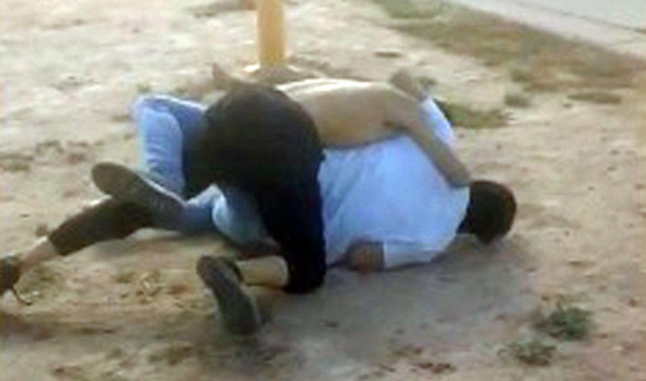 Filman a dos alumnos secundarios peleando a la salida de su colegio