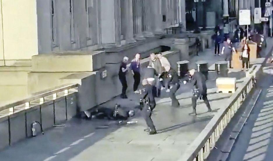 Dos muertos y varios heridos en Londres por terrorista solitario