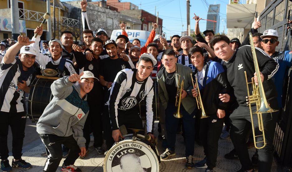 EXPECTATIVA Los hinchas ferroviarios aguardan con enorme ilusión la histórica final ante River que se jugar� en menos de dos semanas 
