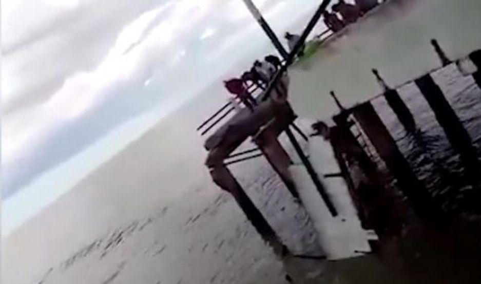 VIDEO  Miraacute el dramaacutetico rescate de pescadores al derrumbarse el muelle de Mar de Ajoacute