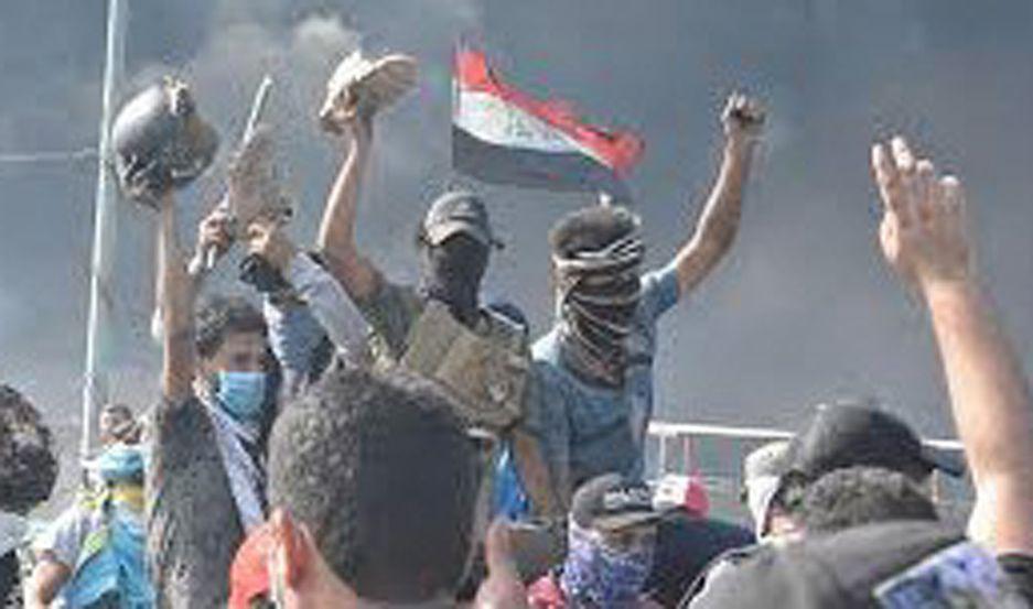 Continuacutean las protestas en Irak pero ahora son paciacuteficas luego de la renuncia del primer ministro