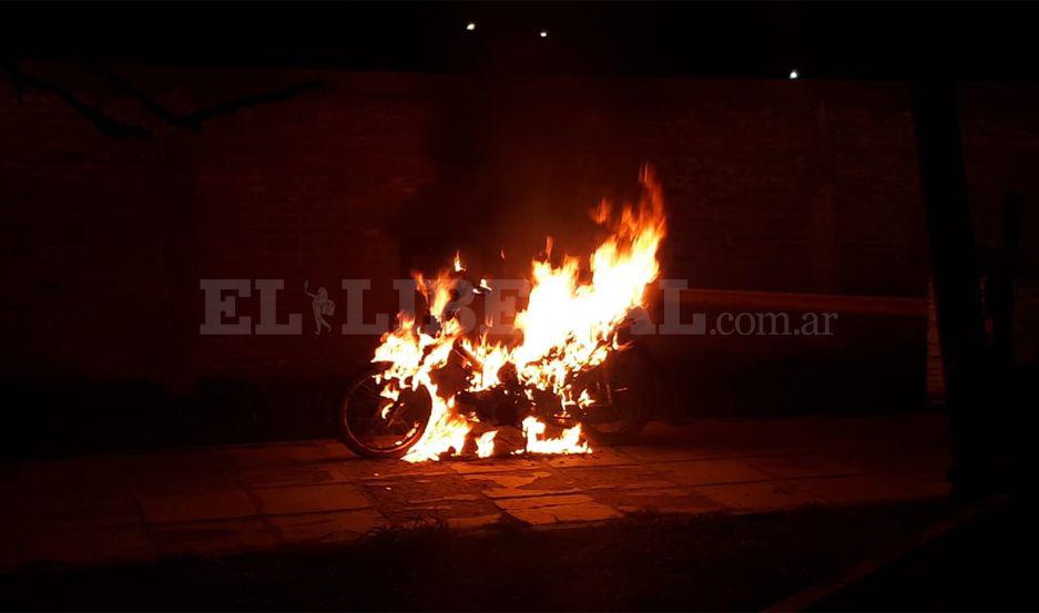Locura total- le prendioacute fuego a su motocicleta para que no se la lleven los agentes de traacutensito