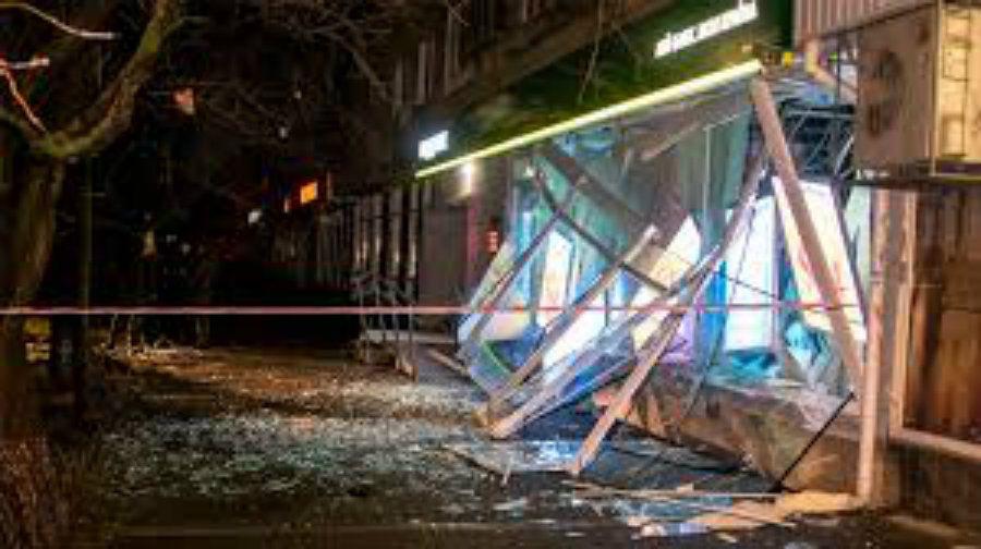 Ladrones hicieron explotar un cajero automaacutetico en Kiev y las calles se llenaron de billetes