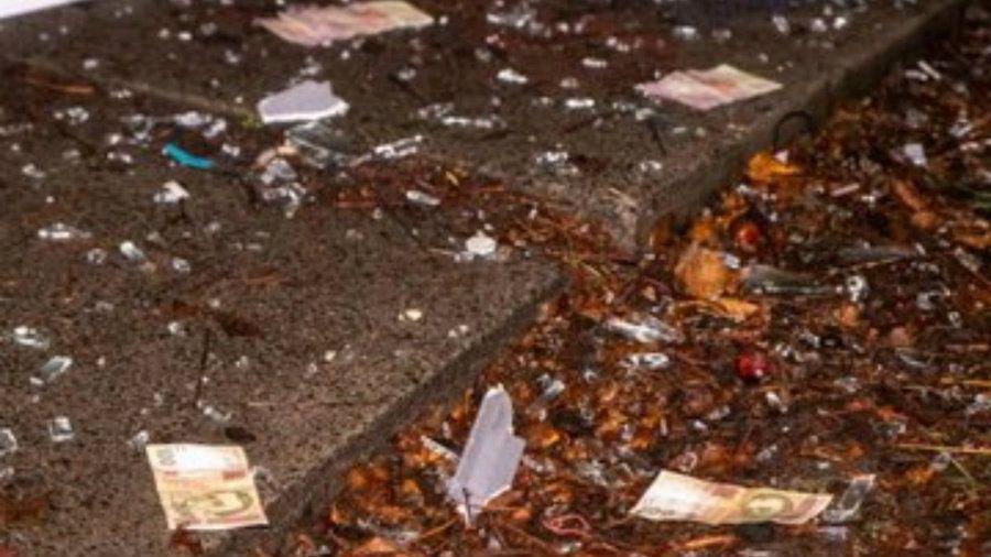 Ladrones hicieron explotar un cajero automaacutetico en Kiev y las calles se llenaron de billetes