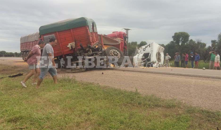 Terrible choque frontal de camiones cerca de Otumpa- hay al menos un muerto