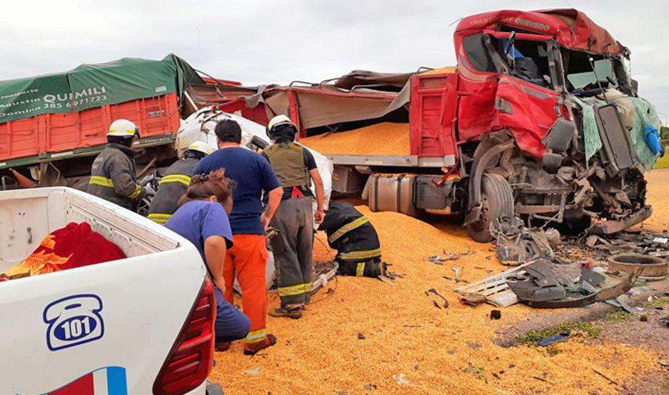 Brutal choque frontal entre dos camiones se cobroacute la vida de un chofer chaquentildeo