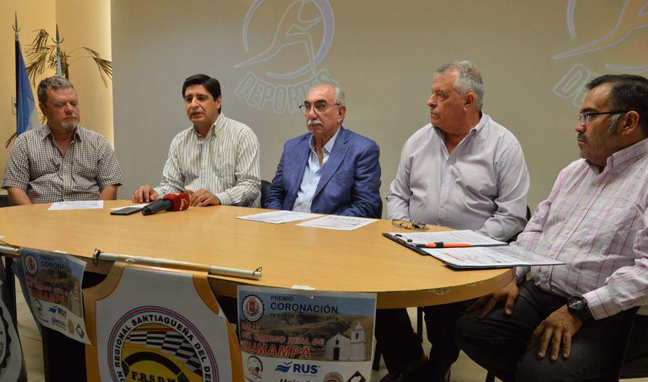 LANZAMIENTO El secretario de Deportes Carlos Dapello encabezó la conferencia de presentación del Rally del Camino Real de Sumampa
