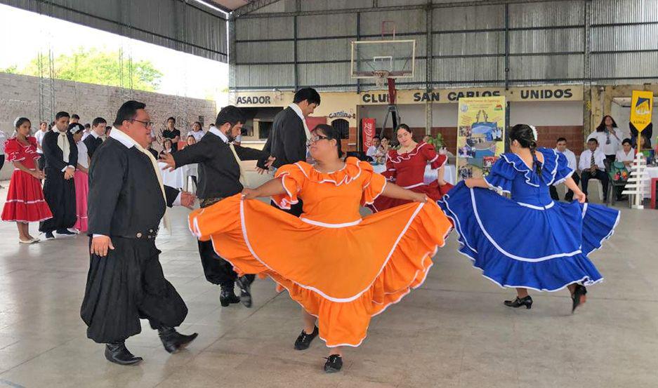 Alumnos de la academia de danzas folclóricas Asaim deleitaron con sus bailes