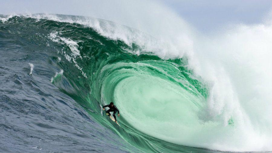 Un nintildeo estaba surfeando y fue derribado por un tiburoacuten