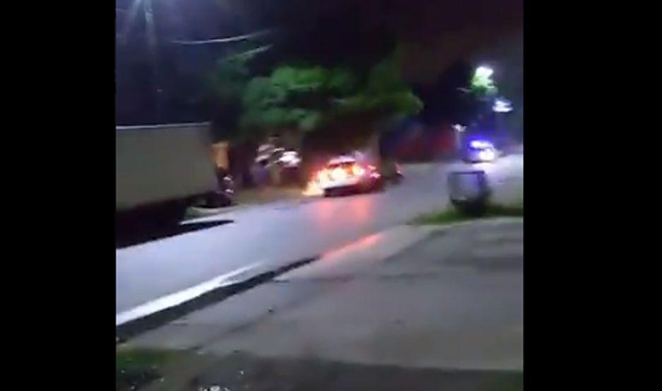 Otro impactante video- una pareja que escapoacute de un control chocoacute de frente contra un moacutevil