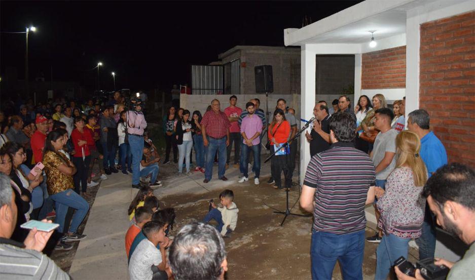 A varias familias les adjudicaron sus viviendas