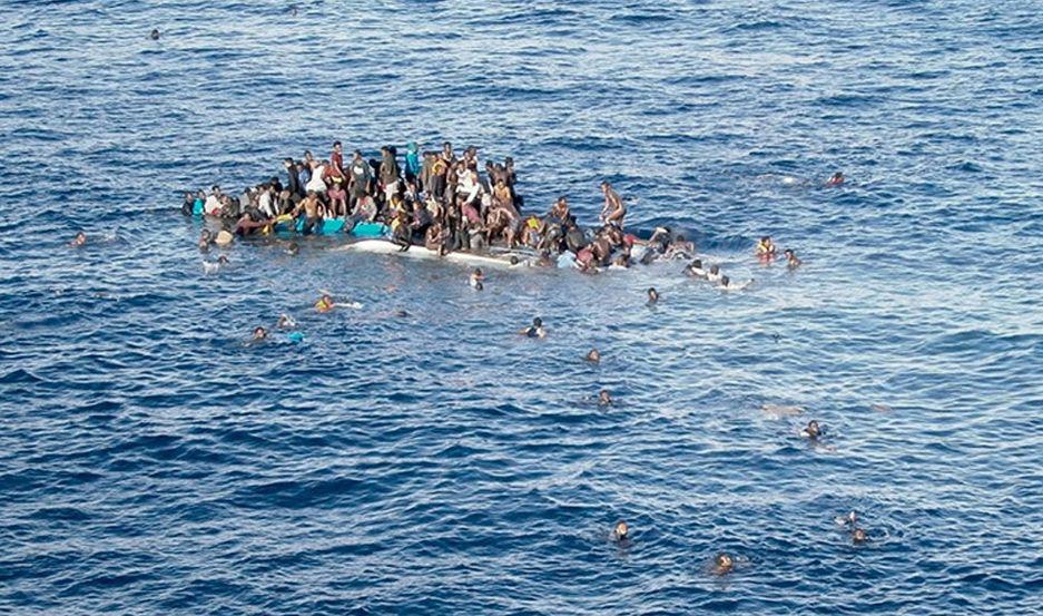 El bote se habría quedado sin combustible y los jóvenes al querer llegar a la costa fallecieron en el intento