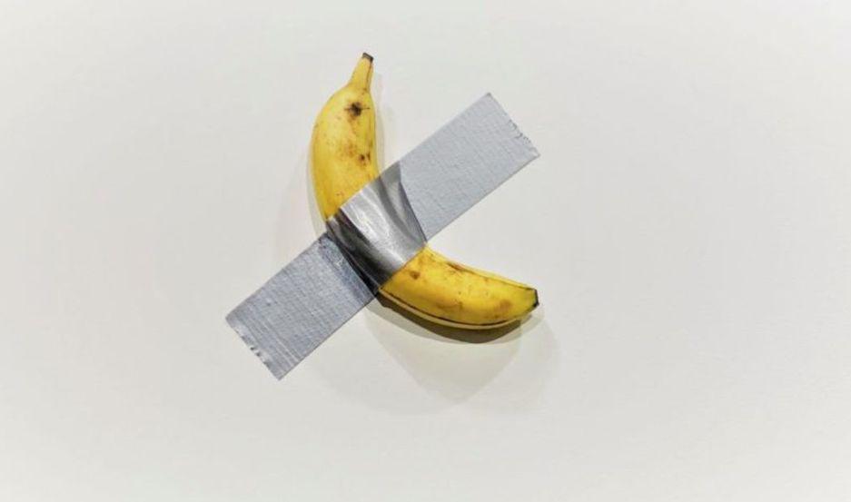 El artista Maurizio Cattelan se roba Art Basel con una banana de us 120000