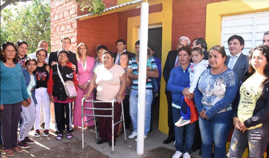 El gobernador habilitoacute 18 viviendas sociales en Villa Riacuteo Hondo