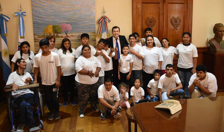 El gobernador Zamora recibioacute a alumnos del Centro de Diacutea Municipal Recrearte