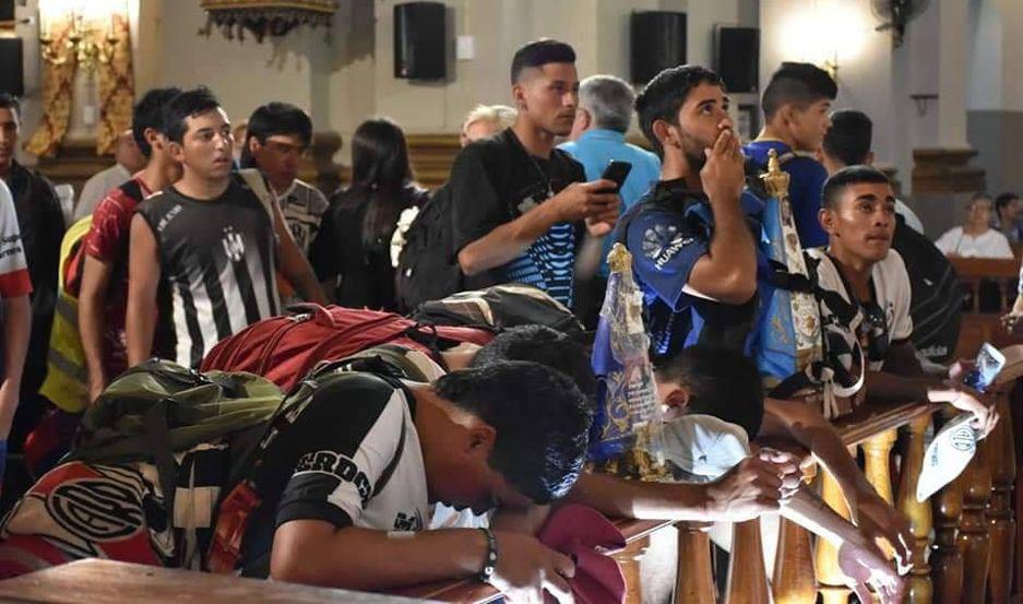 Con grandes muestras de fe santiaguentildeos llegan al altar de la ldquoMorenitardquo